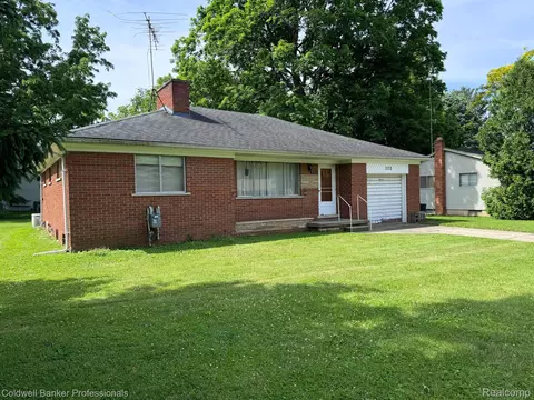 332 Hamilton Ave, Almont, MI 48003
