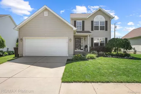 709 Village Dr, Fowlerville, MI 48836