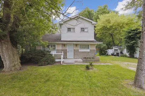 3068 Clarice St, Burton, MI 48529