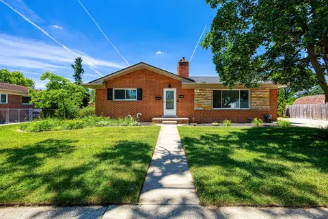 8943 Roslyn St, Livonia, MI 48150