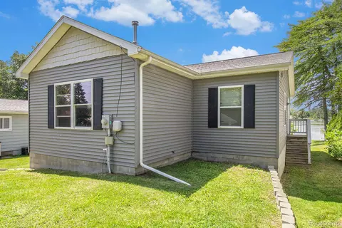 8852 Charbane Ave, White Lake, MI 48386