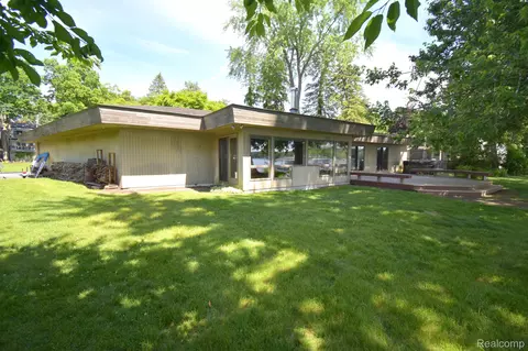 9555 Shell Bch, Dexter, MI 48169