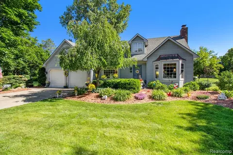 5664 Chestnut Hill Dr, Clarkston, MI 48346