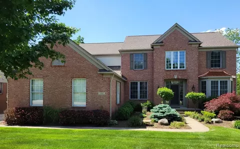 5382 Creekmonte Dr, Rochester, MI 48306