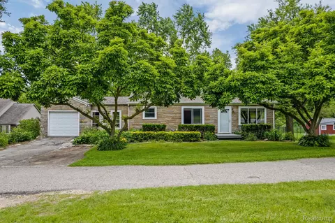 3395 W Auburn Rd, Rochester Hills, MI 48309