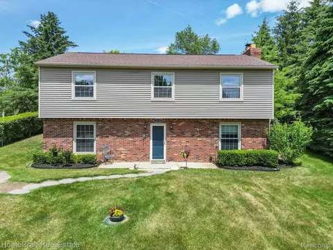 10191 Pheasant Lake Rd, Green Oak, MI 48178