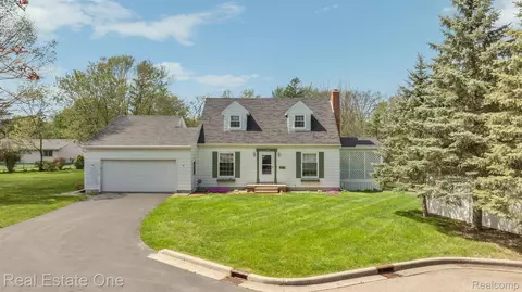 11726 Curwood Dr, Grand Blanc, MI 48439