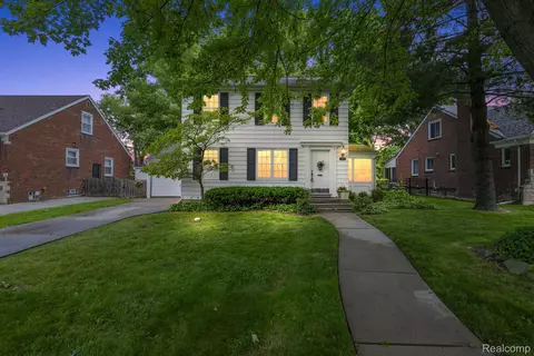 1442 Hampton Rd, Grosse Pointe Woods, MI 48236