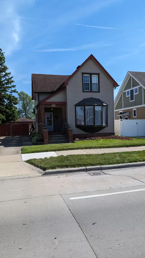 1135 Oak St, Wyandotte, MI 48192