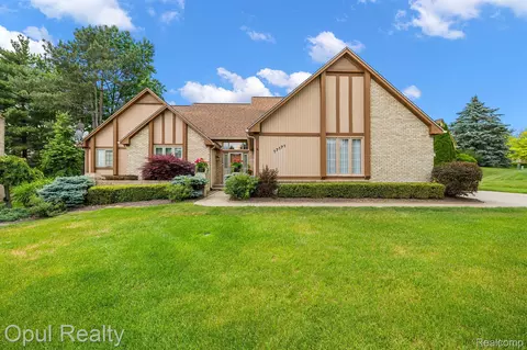 17171 Victor Dr, Northville, MI 48168