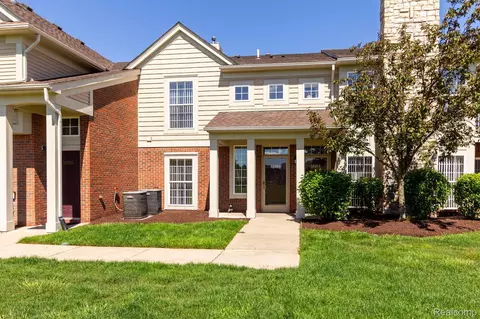 52372 Naugatuck Dr, Macomb, MI 48042