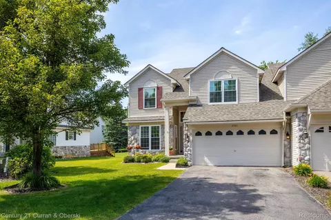2531 Pine Dr, Wixom, MI 48393