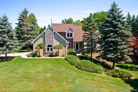 4285 Stison View Crt Ct, White Lake, MI 48383