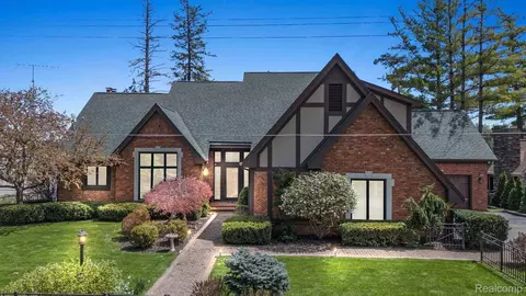 13453 Lake Shore Dr, Fenton, MI 48430