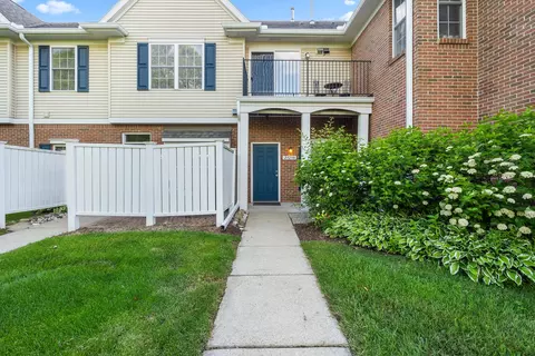 2929 Cottonwood Dr #B, Waterford, MI 48328
