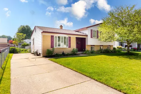 42693 Wilmington Dr, Sterling Heights, MI 48313