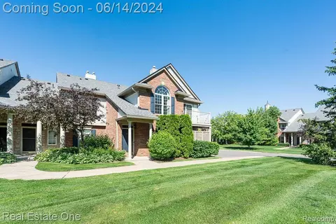 3382 Tremonte Cir N, Rochester, MI 48306