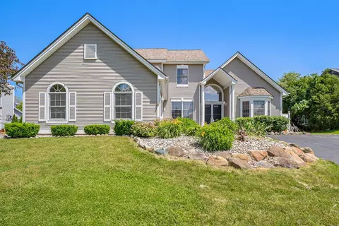 16073 Silverwood Dr, Fenton, MI 48430
