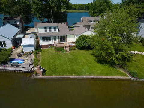 1120 Lakeside Dr, Howell, MI 48843