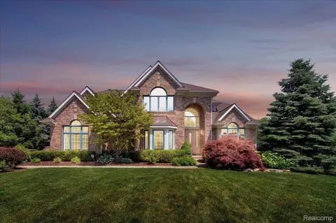 22390 Diamond Crt Ct, Farmington Hills, MI 48335