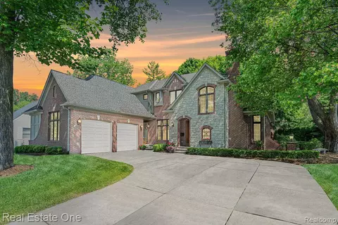 1004 1st St, Rochester, MI 48307