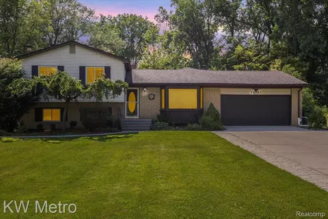 26105 La Muera St, Farmington Hills, MI 48334