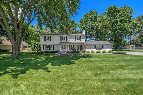 6017 Rolling Green Dr, Grand Blanc, MI 48439