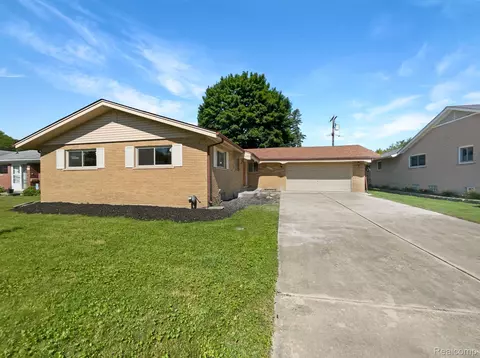 22415 Park Ln, Saint Clair Shores, MI 48080