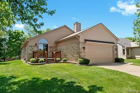 35535 Lone Pine Ln, Farmington Hills, MI 48335