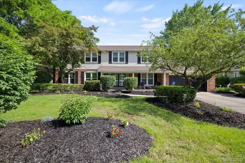 33482 Old Timber Rd, Farmington Hills, MI 48331