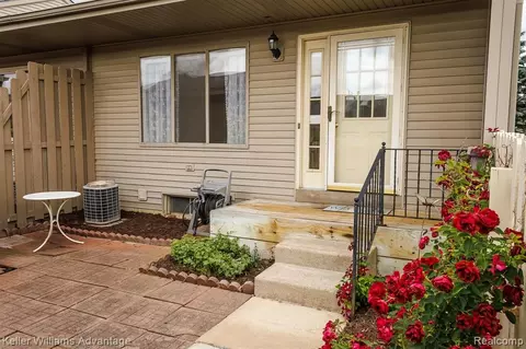 62361 Arlington Cir UNIT 6, South Lyon, MI 48178