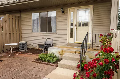 62361 Arlington Circle Unit Apt 6 110 UNIT 6, South Lyon, MI 48178