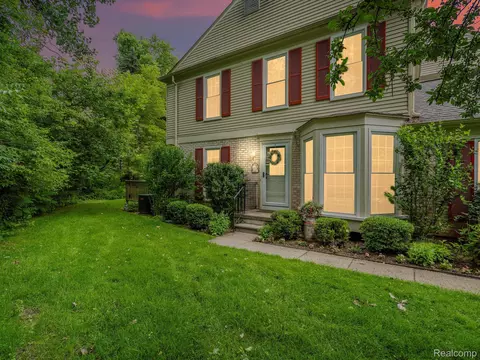 1233 Candlestick Ln, Rochester Hills, MI 48306