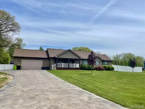 815 Sugden Lake Rd, White Lake, MI 48386