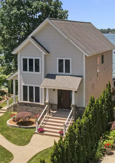 1300 E Lake Dr, Novi, MI 48377