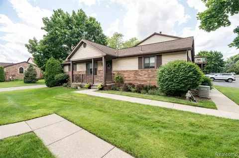 2321 London Bridge Dr #21, Rochester Hills, MI 48307