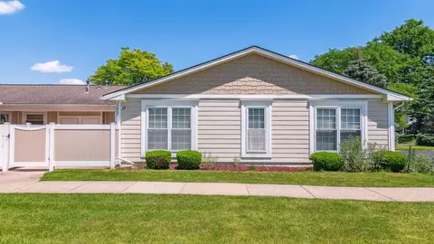 39807 Village Wood Ln Apt 75l 19 Ln # 75L, Novi, MI 48375