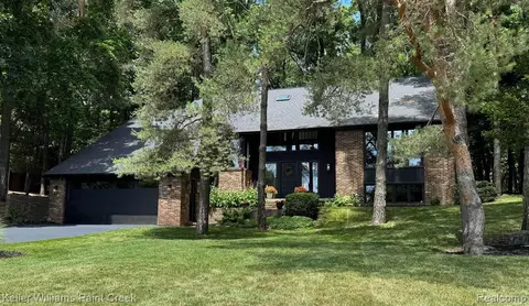 6464 Deer Ridge Dr, Clarkston, MI 48348