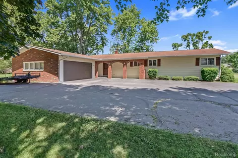 26055 Philcrest Dr, South Lyon, MI 48178