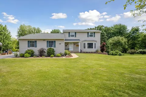 1638 Hartland Woods Dr, Howell, MI 48843