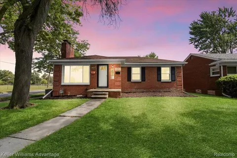 21207 Severn Rd, Harper Woods, MI 48225