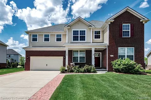 2439 Findley Cir, Lake Orion, MI 48360