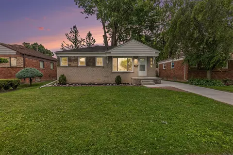 26718 Grant St, Saint Clair Shores, MI 48081