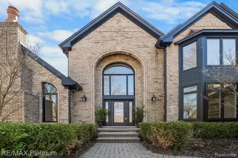 1465 Oak Hollow Crt Ct, Milford, MI 48380