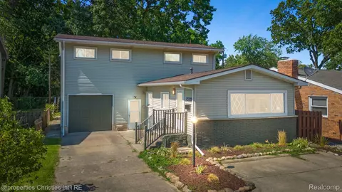 5426 Fleet Ave, Waterford, MI 48327
