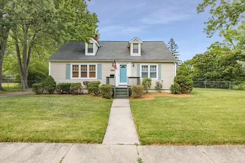 19035 Huntington Ave, Harper Woods, MI 48225
