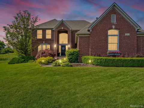 3688 Inverness Dr, Oakland, MI 48306