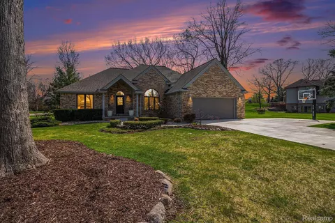 751 Cambridge Cir, Grand Blanc, MI 48439