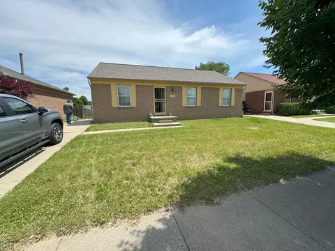 490 Moonlight Dr, Pontiac, MI 48340