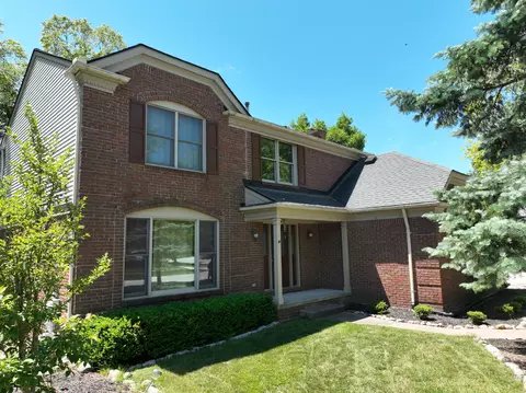 214 Grosvenor Dr, Rochester Hills, MI 48307